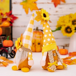 Détail de gnomes d'automne avec tournesols et décor chaleureux de feuilles d'érable