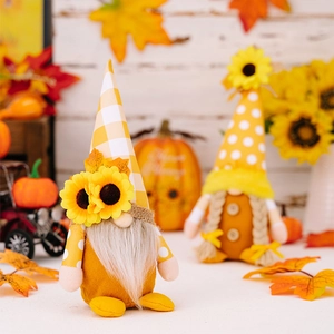 Détail de gnomes d'automne avec tournesols et feuilles d'érable sur fond de bois blanc