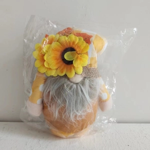 Détail de la peluche gnome d'automne avec décor de tournesol et chapeau à carreaux jaunes