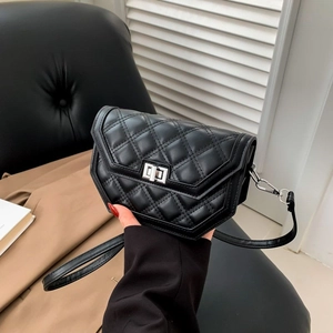 Sac bandoulière matelassé hexagonal noir chic avec fermoir rotatif argenté et sangle