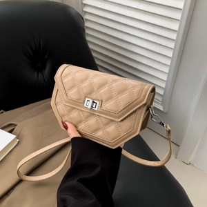 Sac à bandoulière matelassé beige avec fermoir rotatif argenté et design épuré