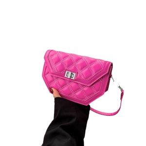 Sac bandoulière matelassé fuchsia moderne avec rabat géométrique et fermoir argenté