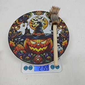 Nahaufnahme einer 215g Halloween Schamanentrommel mit Kürbis- und Geist-Illustrationen