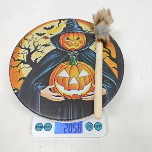 Λεπτομερής όψη τυμπάνου Halloween βάρους 205,8g σε ζυγαριά μαζί με την μπαγκέτα του