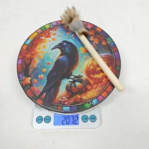 Tambour d'Halloween décoré de citrouilles vitrail sur une balance pesant 201 grammes