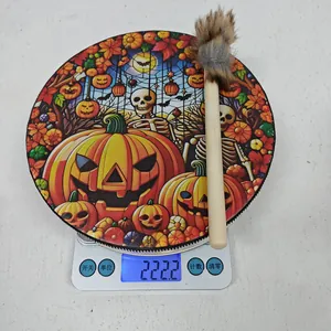 Λεπτομέρεια από σαμανικό τύμπανο Halloween με σχέδια κολοκύθας και βελούδινο σφυρί