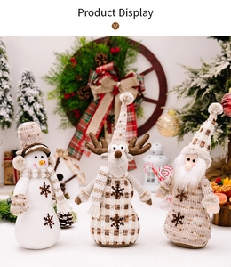 Set di tre statuette natalizie in maglia con pupazzo di neve renna e Babbo Natale