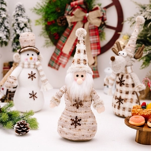 Dettaglio delle figurine di Babbo Natale, pupazzo di neve e renna in maglia a quadri marroni