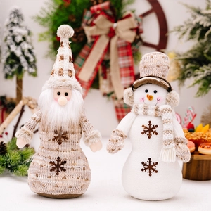Dettaglio dei pupazzi in maglia di Babbo Natale e pupazzo di neve con ricami