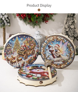 Détail du jeu de tambourins de Noël avec motifs imprimés UV de Père Noël et bonhomme de neige
