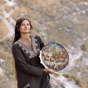 Vue détaillée d'un tambourin de Noël avec motifs festifs de Père Noël et de rennes