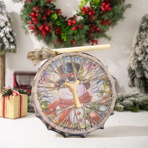 Détail du tambour de chaman de Noël avec motif bonhomme de neige et sa mailloche en bois