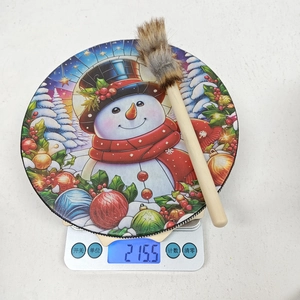 Disque décoratif bonhomme de neige pesant 215,5g sur balance avec pinceau en bois inclus