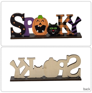 Dettaglio fronte e retro del segno SPOOKY in legno per Halloween con zucca e gatto