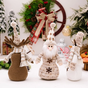Tre statuette natalizie in peluche con Babbo Natale, pupazzo di neve e renna con sciarpe