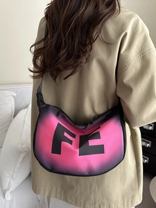 Sac bandoulière en dégradé rose et noir avec imprimé lettre FE et sangle réglable