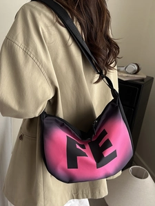 Sac croissant en nylon dégradé rose et violet avec lettres FE et bandoulière noire