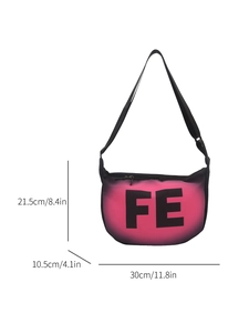 Sac bandoulière croissant en dégradé avec logo FE et détails sur les dimensions