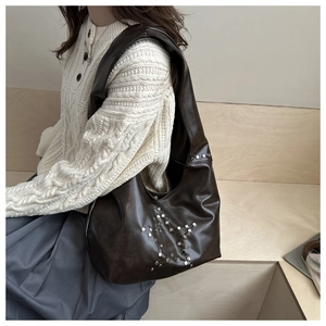 Vue détaillée du sac cabas marron en similicuir avec rivets étoiles et bandoulière