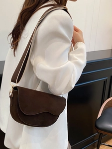 Sacoche selle en daim marron foncé avec rabat ondulé et large bandoulière en tissu