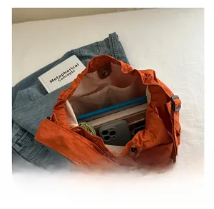 Innenansicht der großen orangen Tragetasche mit Stauraum für Handy und Notizbuch