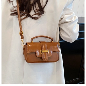 Petit sac carré marron vintage en cuir brillant avec boucle métallique dorée élégante