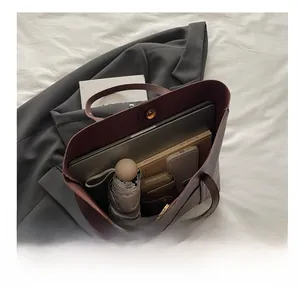 Vue de dessus du grand sac cabas en PU montrant l'intérieur spacieux et les accessoires