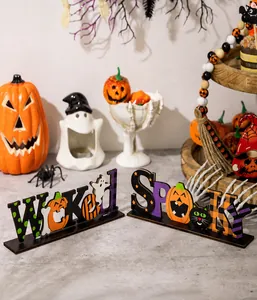 Dettagli dei decori da tavolo in legno Wicked e Spooky per Halloween con zucca e fantasma