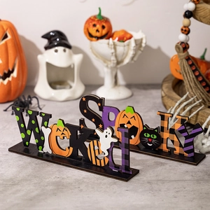 Dettaglio decorazioni di Halloween in legno con scritte Wicked e Spooky e motivi vari
