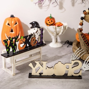 Dettaglio macro di lettere in legno Wicked e Spooky per decorazioni da tavolo Halloween