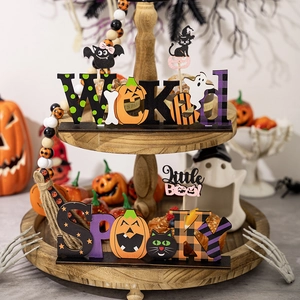 Dettaglio di targhe in legno Wicked e Spooky per Halloween con motivi di zucche e pipistrelli