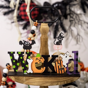 Dettaglio decorazione Wicked di legno per Halloween con zucca su vassoio a livelli