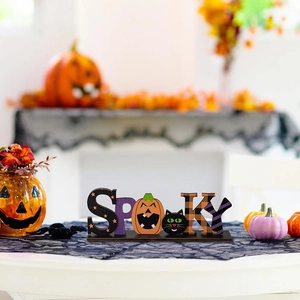 Vista dettagliata del decoro da tavolo SPOOKY in legno per Halloween con zucca e gatto