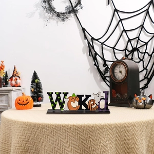Dettaglio della decorazione Wicked in legno per Halloween con zucca e piccoli fantasmi