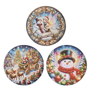 Drei runde Weihnachtsanhänger mit Weihnachtsmann, Schneemann und Rentier Motiven