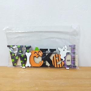 Dettaglio decorazione da tavolo Halloween Wicked in legno con motivi di fantasmi e zucche