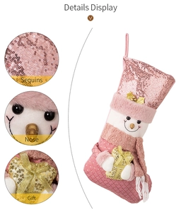 Dettaglio della calza di Natale rosa con paillettes e figura di pupazzo di neve