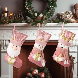 Dettaglio calze natalizie con paillettes rosa e personaggi 3D Babbo Natale e Pupazzo di neve