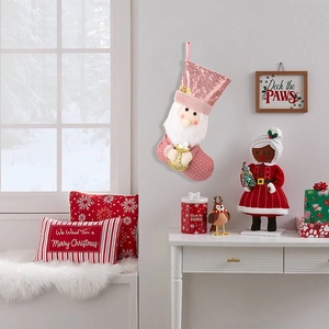 Dettaglio della calza di Natale rosa con paillettes, design Babbo Natale e pelliccia