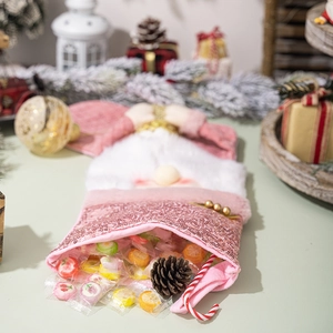 Calza di Natale rosa con paillettes e bambola di Babbo Natale piena di caramelle