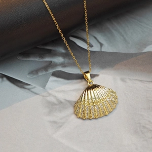 Collier élégant avec pendentif coquillage doré serti de zircons et chaîne à maillons fins