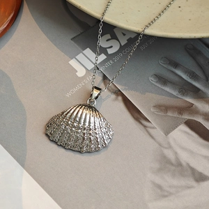Collier avec pendentif coquillage en argent et cristaux de zircon pour femmes