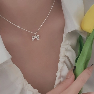 Minimalistische S925 Sterling Silber Schleife Halskette am Model für den Alltag