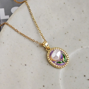 Collana di perle e fiori in smalto retrò francese con cornice dorata su vassoio