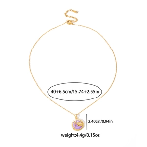 Collana con ciondolo a conchiglia dorata con base viola e bordo scanalato