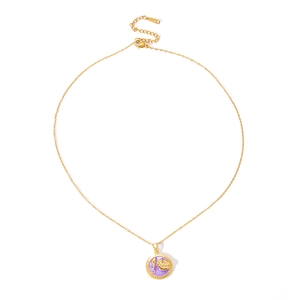 Elegante collana a catena dorata con pendente a disco in smalto viola e dettaglio conchiglia 3D