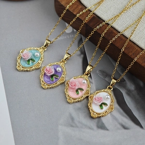 Collares vintage ovalados con flores y rosas esmaltadas con perlas en cadenas doradas