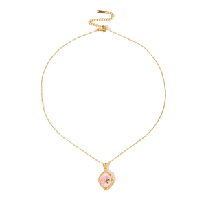 Detalle macro del colgante de rosa vintage dorado con motivo floral y perla elegante