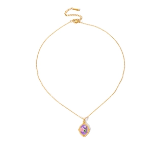 Detalle de collar floral vintage dorado con esmalte púrpura y colgante de rosa