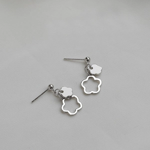 Gros plan détaillé des boucles d'oreilles en argent S925 aux motifs floraux asymétriques
